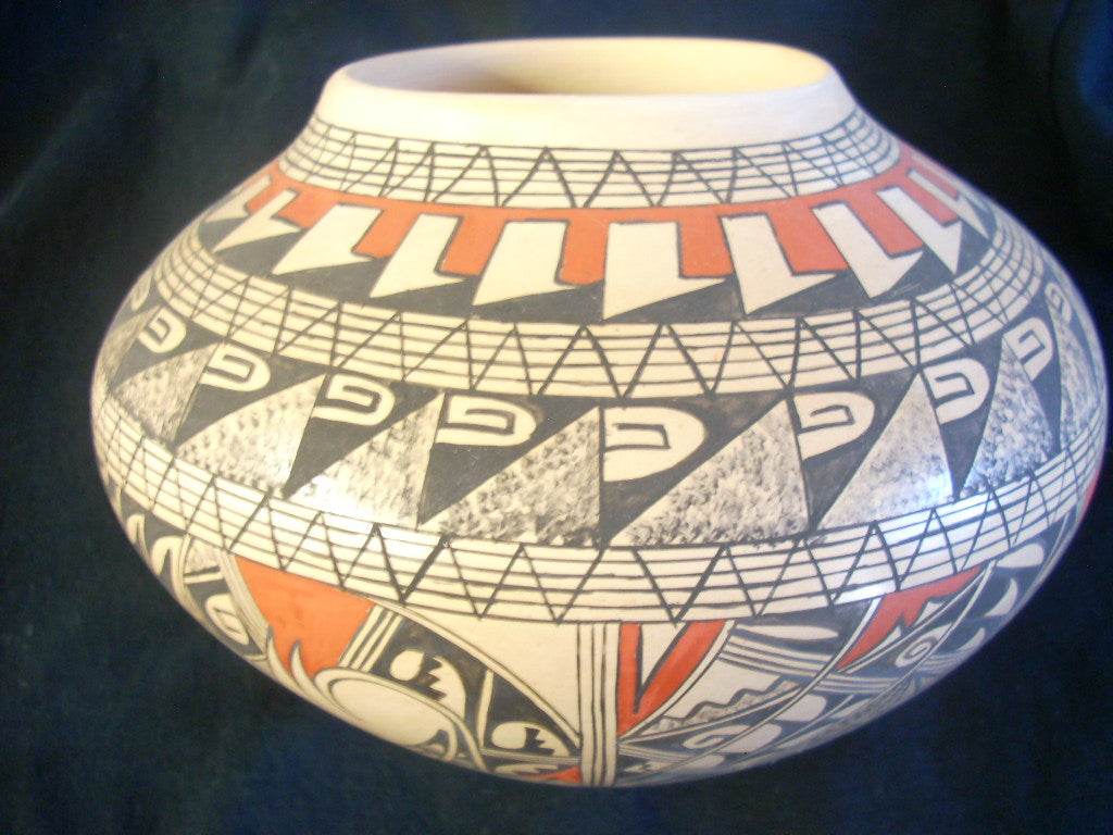 Medium Hopi pot by Antoinette-Silas- Honie